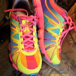 NEW BALANCE KJ890 Running/Tennis Shoes 6Y/7L Cute!